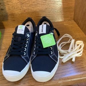 BRAND NEW! FREE SHIPPING! Cariuma x Pantone low-top sneakers